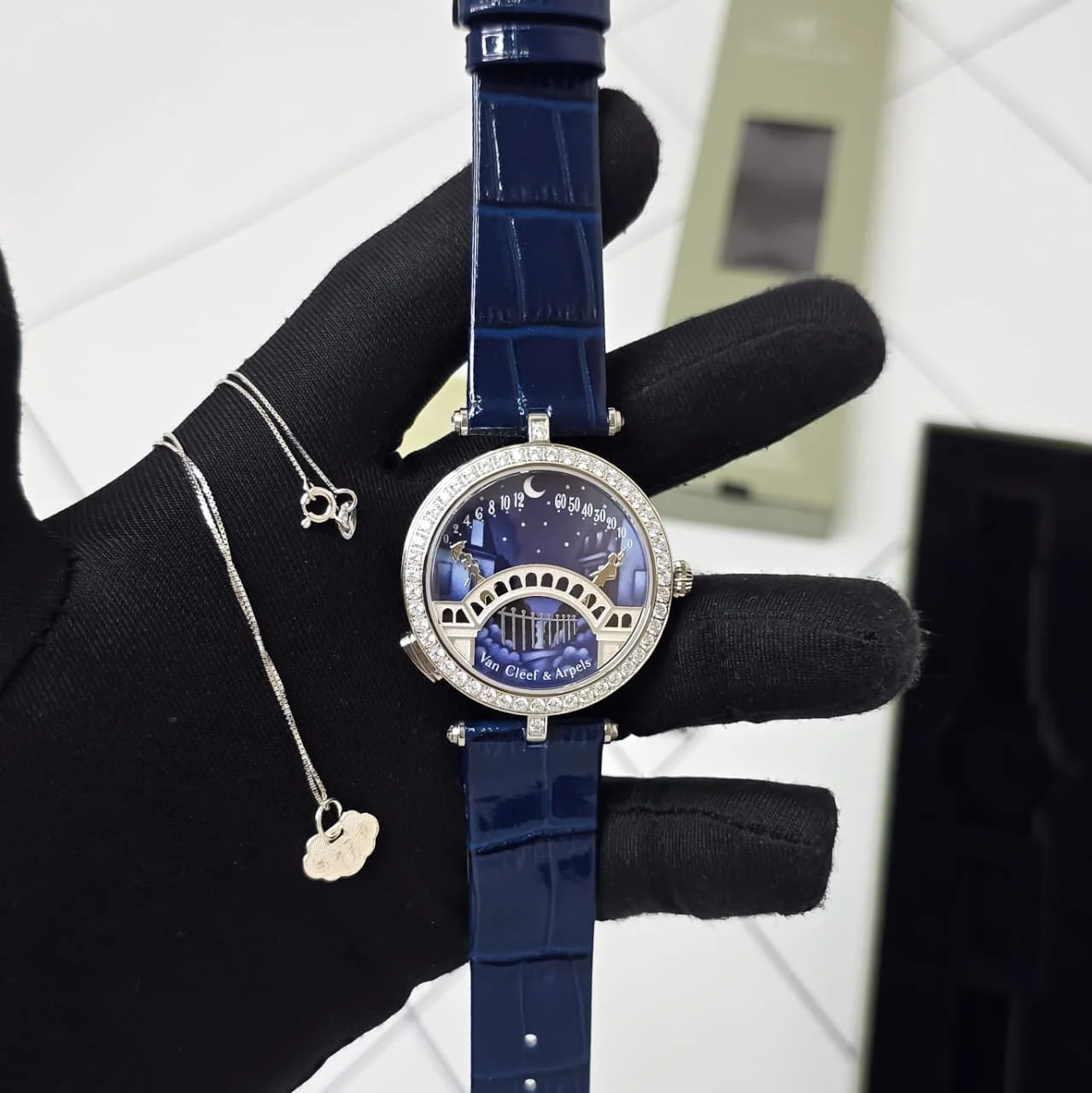 Van Cleef & Arpels Lady Arpels Pont VCARO8TY00 Swiss Quartz With Box